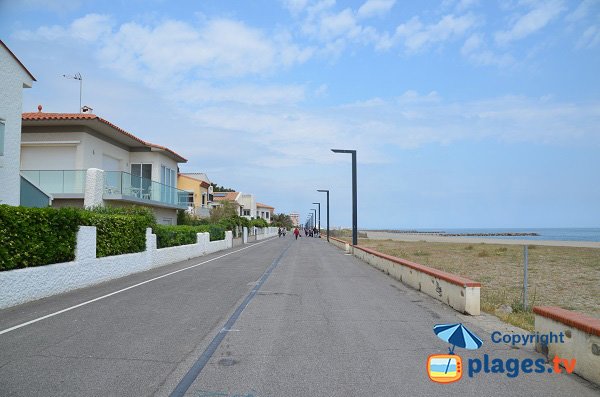 Pedestrian promenade along the beach of Saint-Cyprien