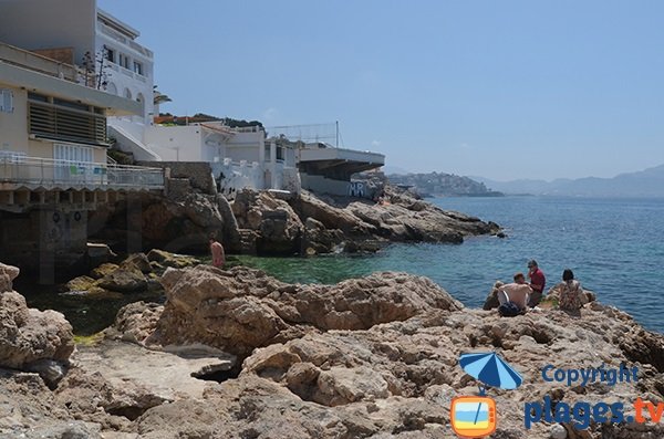 Rochers autour de la plage de Maldormé à Marseille