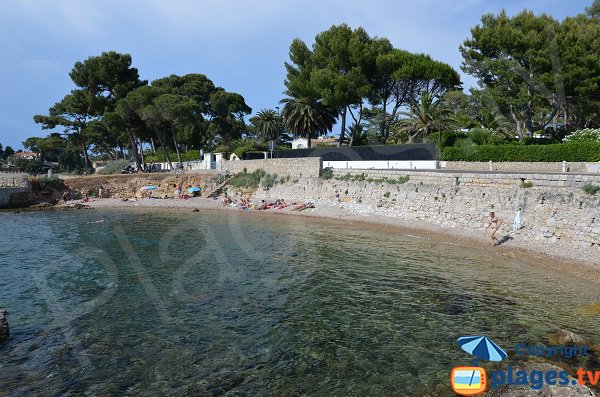 Plage à côté du port du Mallet au Cap d'Antibes