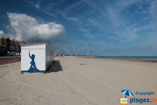 Photo de la plage centrale de Dunkerque avec vue sur le port