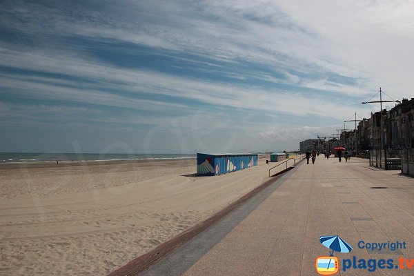 Beach and pedestrian promenade in Malo les Bains