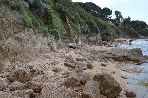 L'accesso alla spiaggia dall'hotel Maquis a Porticcio