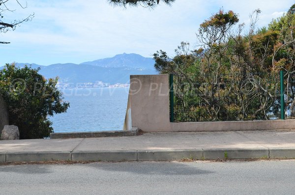 L'accesso alla spiaggia Maquis Porticcio dal D55