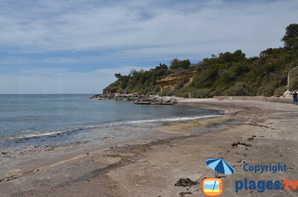 Plage avec des rochers lisses à Carry le Rouet