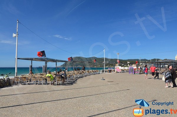 Esplanade Henri Boeuf in La Seyne and view on the beach