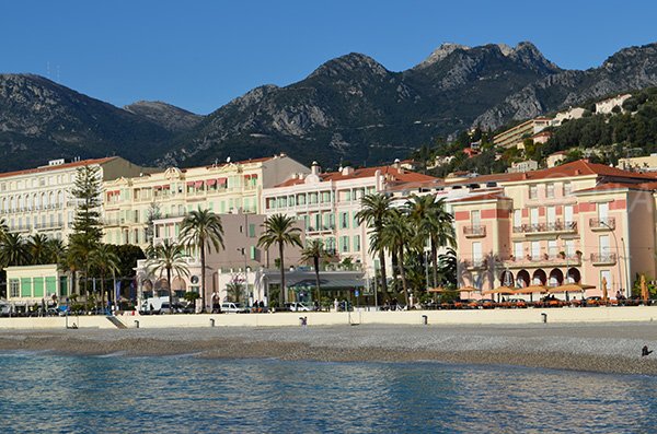 Plage à Menton le long de la promenade du Soleil