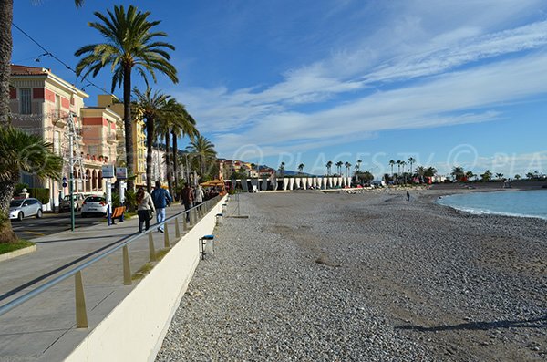 Plage du Marché avec le musée Jean Cocteau