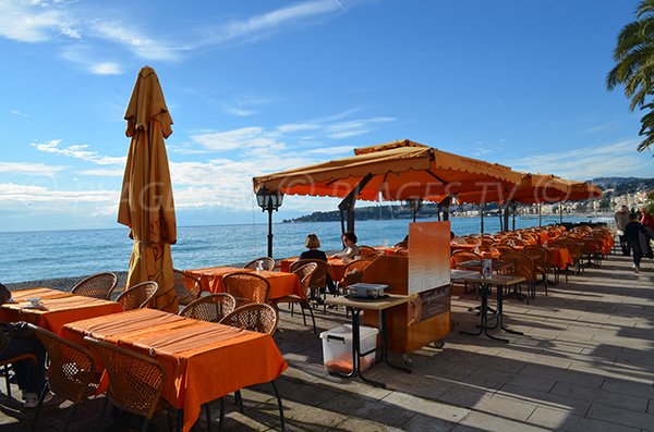 Restaurant le long de la promenade du Soleil à Menton