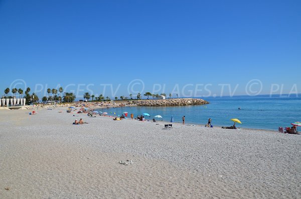 Strand in der Nähe des Stadtzentrums im Sommer in Menton - Markt