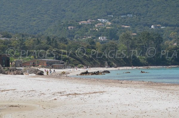 Plage privée dans l'anse de Verghia en Corse