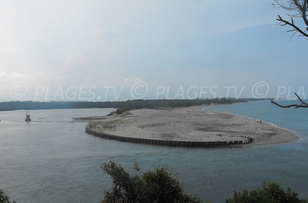 Etang de Diane avec vue sur la plage de Tallone depuis Mare e Stagnu