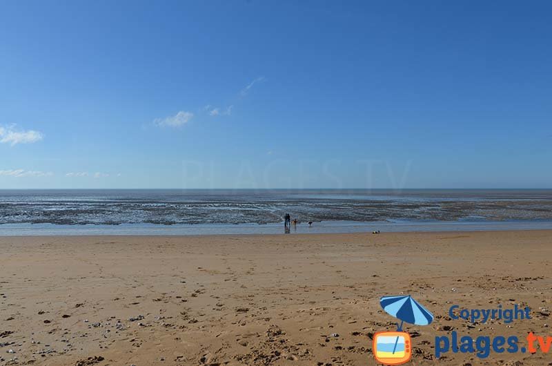 The beach at low tide - Chatelaillon