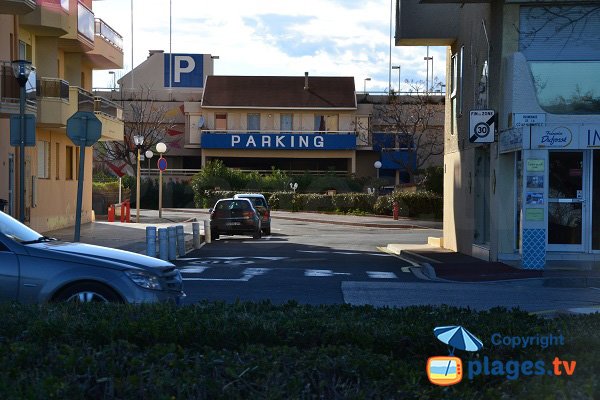 Parking payant en face de la plage de Marenda