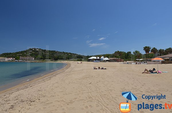 Plage à côté du port de Cogolin