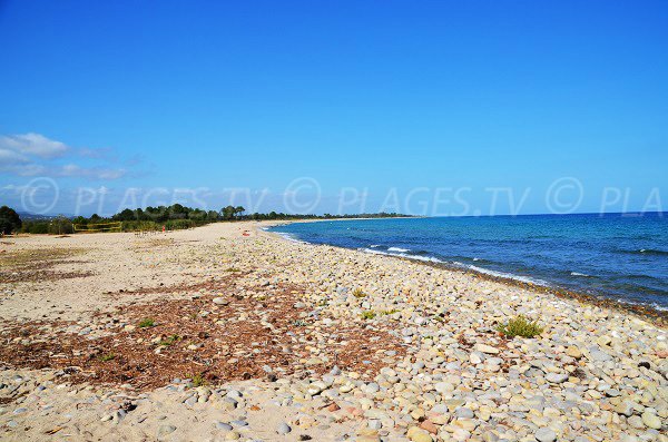 Plage de galets à la marine de Solaro