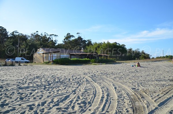 Restaurant à côté de la plage de Pinarello en Corse