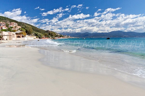 Plage de Marinella à Ajaccio au printemps