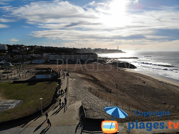 Plage de sable à Anglet avec vue sur le centre