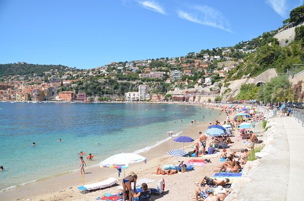 Spiaggia dei Marinière in estate a Villefranche sur Mer - Francia