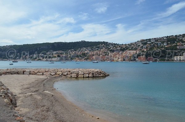 Petite plage de sable au bout de la promenade des Marinières avec vue sur Villefranche