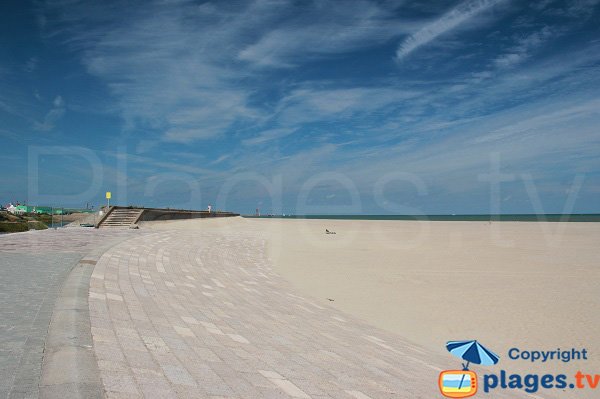 Plage de Dunkerque à côté de la jetée (entrée du port)