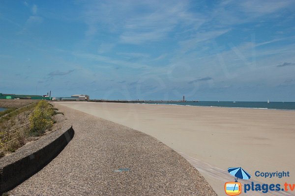 Spiaggia vicino all'ingresso del porto di Dunkerque