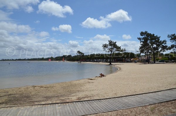 Accès pour les personnes à mobilité réduite sur le lac de Carcans