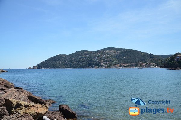 Vue sur l'Estérel depuis la plage Maurin de Théoule sur Mer