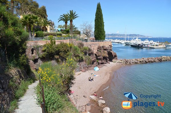 Treppe zum Strand Maurin