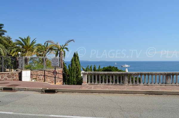 Access point to the Maurin beach from the road 