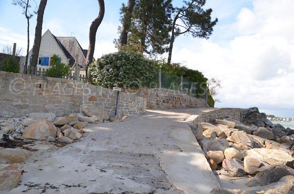 Sentier du littoral au niveau de la plage de Men Allen à La Trinité