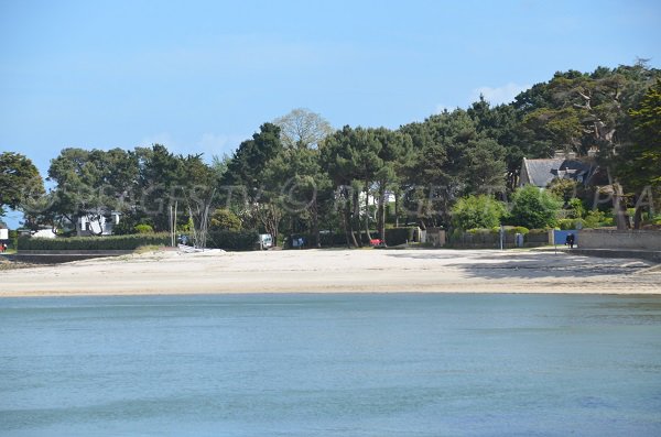 Beach next to the port of La Trinité accessible by the coastal trail