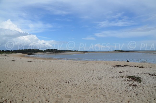 Plage du Men Dû avec l'île de Stuhan