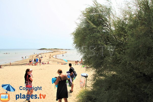 Cordon de sable entre la plage de Men Du et l'ile de Stuhan