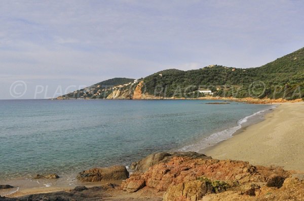 Petite crique de sable à Cargèse