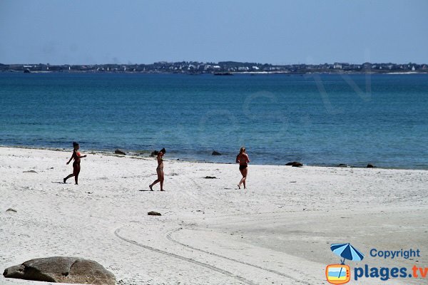 Plage de sable sur la côte des Légendes en Bretagne