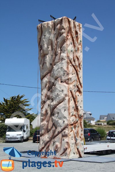 Mur d'escalade sur la plage du Menhir à Plounéour-Trez