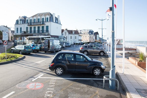 Stationnement à côté de la plage Mermoz de Villers sur Mer