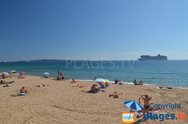 Sable fin à Cannes avec des restaurants sur la plage