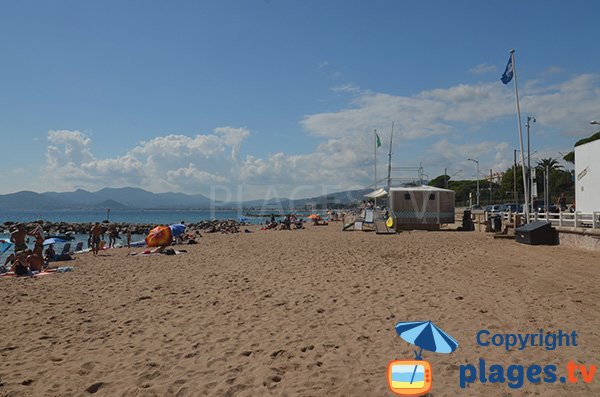 Poste de secours sur la plage du Midi à Cannes