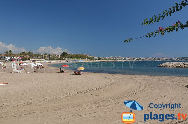 Belle plage de sable à Golfe Juan - Midi