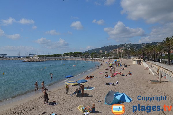 Plage de sable du Midi en direction du port de Golfe Juan