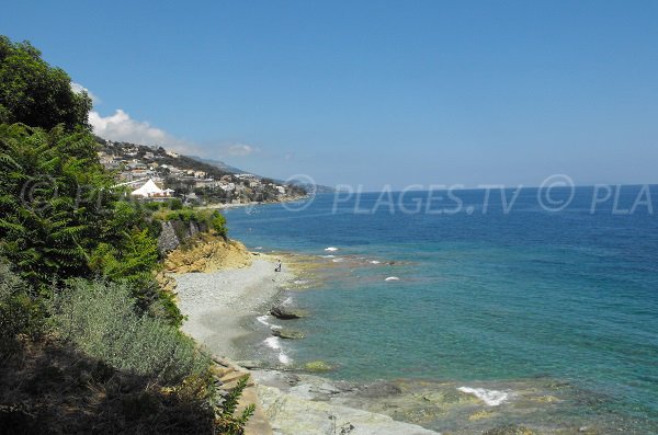 Crique de galets à Minelli au dessus de Bastia