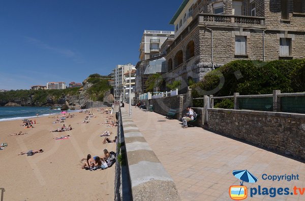 Promenade piétonne sur la plage de Miramar