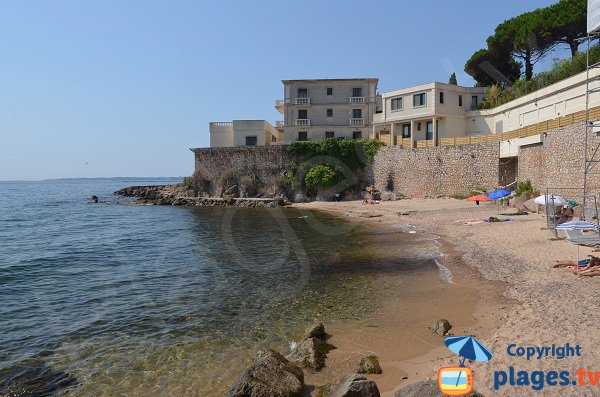 Plage de Vallauris avec vue sur les iles de Lérins