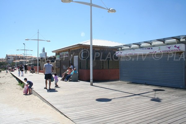 Negozi in giro per la spiaggia Mole a Cap d'Agde