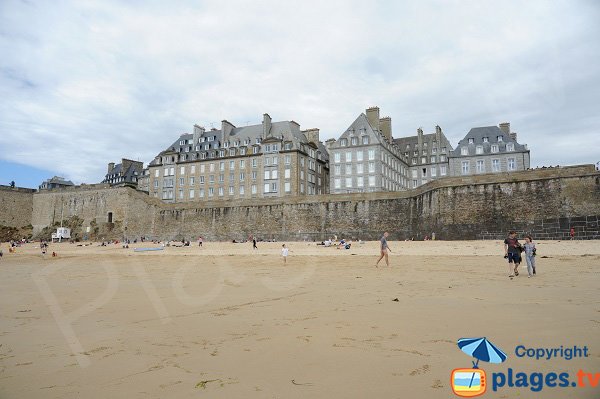 Vieille ville de St Malo vue depuis la plage du Mole