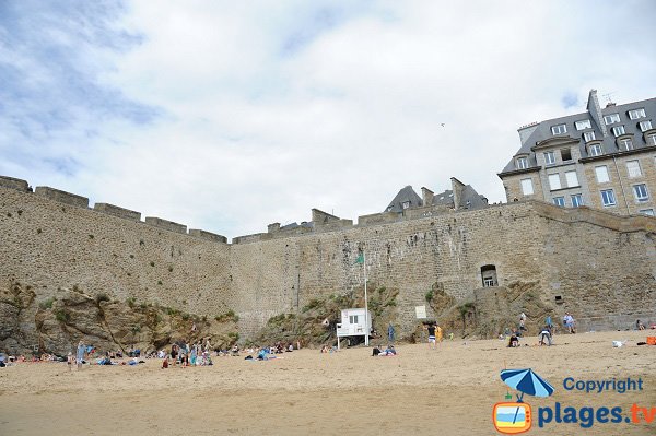 First aid station on the Mole beach - St-Malo