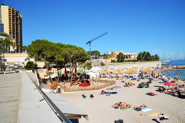 Foto des Kinderspielplatzes in Monaco und der privaten Strände