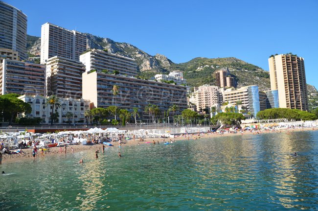 Plage dans la principauté de Monaco à proximité de Roquebrune